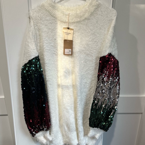 And the way acrylic size small oversized white sweater. - Picture 4 of 5